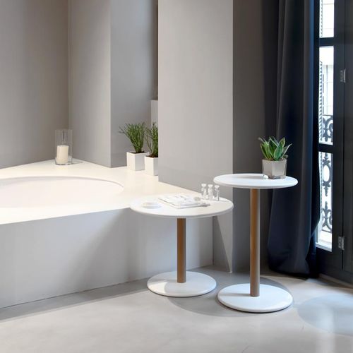 Tavolo d'appoggio contemporaneo - COMMON - Viccarbe - in MDF laccato / con supporto in faggio / rotondo