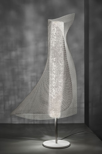 Lampada da tavolo - Clara - a emotional light - in maglia di acciaio inossidabile / contemporanea / con cavo