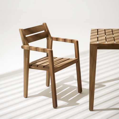 Sedia da giardino contemporanea - ZANIA 001 - RODA - da esterno / in iroko / impilabile