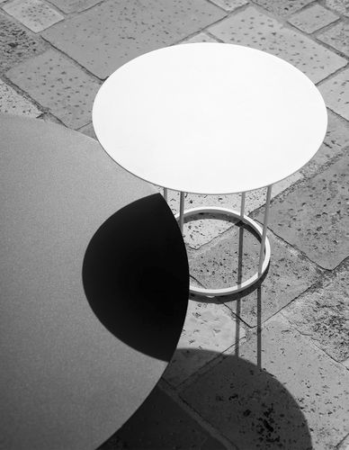 Tavolo d'appoggio contemporaneo - ZEFIRO 001 - RODA - in alluminio laccato / in gres / con supporto in acciaio inossidabile laccato