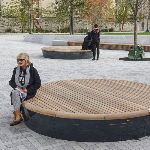 Panca per spazi pubblici contemporanea - SOLID PODIUM DISCS - Streetlife - in legno di latifoglie / in acciaio con rivestimento a polvere / in acciaio COR-TEN®