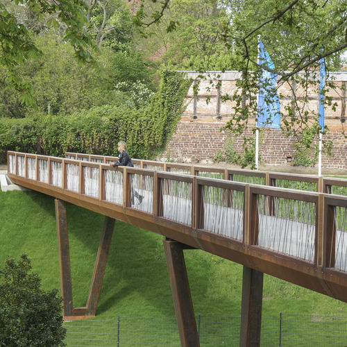 Passerella in corten - CROSSLINE - Streetlife - in legno / a travi