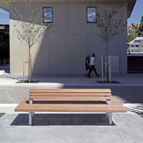 Panca per spazi pubblici contemporanea - Lean Linear - Streetlife - in legno / in acciaio galvanizzato / in acciaio termolaccato