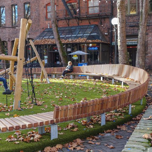 Panca per spazi pubblici contemporanea - SOLID CURVED - Streetlife - in legno / in acciaio galvanizzato / in acciaio termolaccato