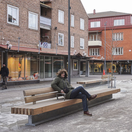 Panca per spazi pubblici contemporanea - Rough&Ready T - Streetlife - in legno / in acciaio galvanizzato / in acciaio termolaccato