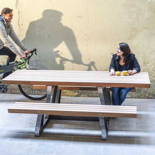 Tavolo da picnic contemporaneo - SOLID INDUSTRY - Streetlife - in legno / con supporto in acciaio galvanizzato / con supporto in acciaio termolaccato