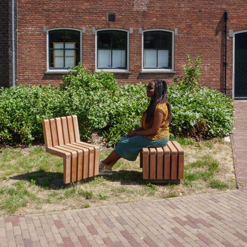 Sedia contemporanea - Solid Skirt - Streetlife - da esterno / in legno massiccio / con supporto in acciaio termolaccato