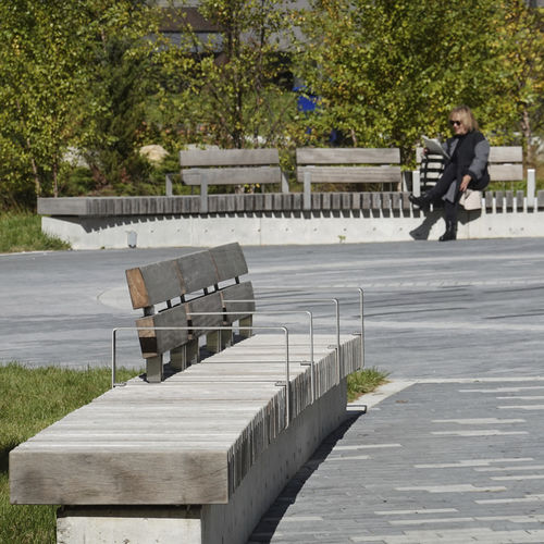 Panca per spazi pubblici contemporanea - ROUGH&READY LINEAR TOP - Streetlife - in legno di latifoglie / in materiale composito / con schienale