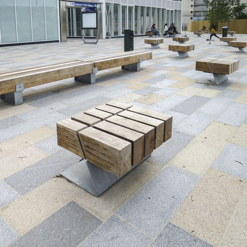 Sgabello contemporaneo - HEAVY-HEAVY BLOCK  - Streetlife - in legno di latifoglie / con supporto in acciaio galvanizzato / per spazio pubblico