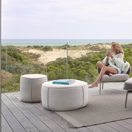 Pouf contemporaneo - Touch  - MANUTTI - in tessuto / tondo / imbottito