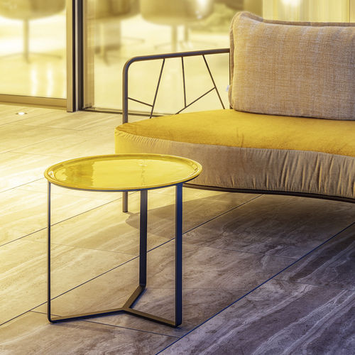 Tavolo d'appoggio design originale - TRIOS - FISCHER MÖBEL - in vetro / con supporto in acciaio inossidabile laccato / rotondo