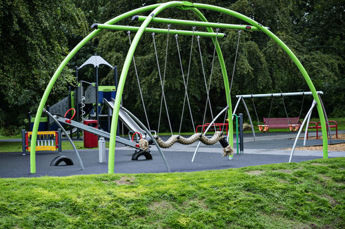 Altalena in acciaio galvanizzato - M984 - KOMPAN - in acciaio con rivestimento a polvere / per parco giochi / multipla