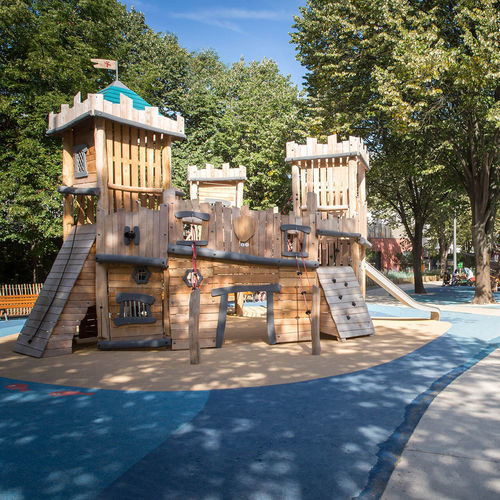 Struttura ludica per parco giochi - CASTLES - KOMPAN - in robinia / modulare