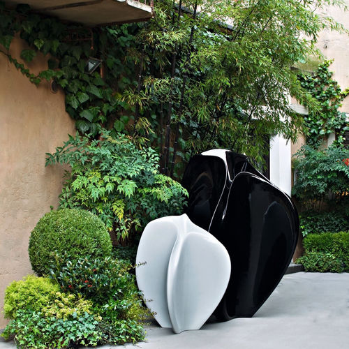 Vaso da giardino in polietilene a bassa densità LDPE - FLOW   - SERRALUNGA - per uso residenziale / di Zaha Hadid / nero