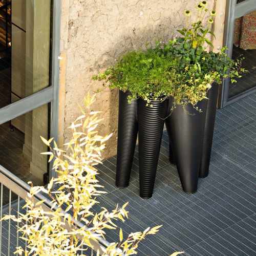 Vaso da giardino in polietilene a bassa densità LDPE - THE VASES  - SERRALUNGA - per uso residenziale / di Ron Arad / nero