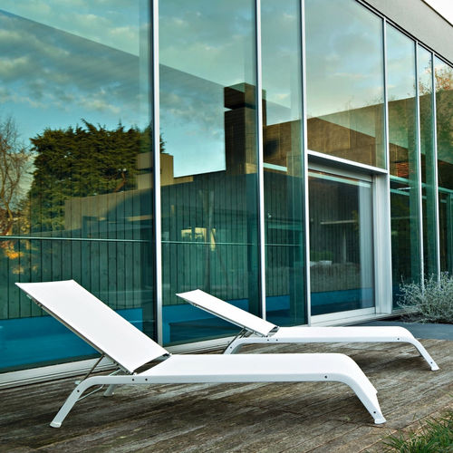 Lettino prendisole contemporaneo - LAZY LETTINO - SERRALUNGA - in Batyline® / in alluminio verniciato / con schienale regolabile