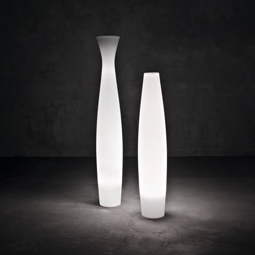 Vaso da giardino in polietilene a bassa densità LDPE - SCARLETT  - SERRALUNGA - luminoso / di Christophe Pillet / per uso residenziale