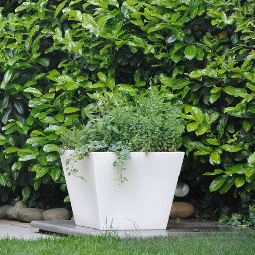 Vaso da giardino in polietilene a bassa densità LDPE - KABIN  - SERRALUNGA - di Luisa Bocchietto / per uso residenziale / bianco
