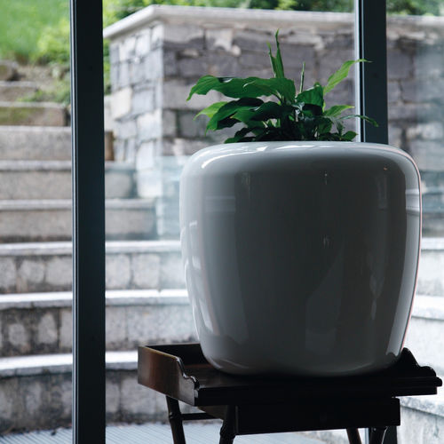 Vaso da giardino in polietilene a bassa densità LDPE - SEVRES   - SERRALUNGA - rotondo / di Rodolfo Dordoni / per uso residenziale