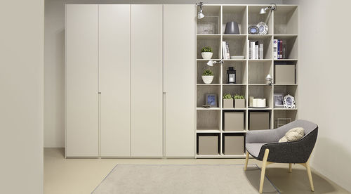 Armadio contemporaneo - Dica - in legno / con ante battenti / con libreria