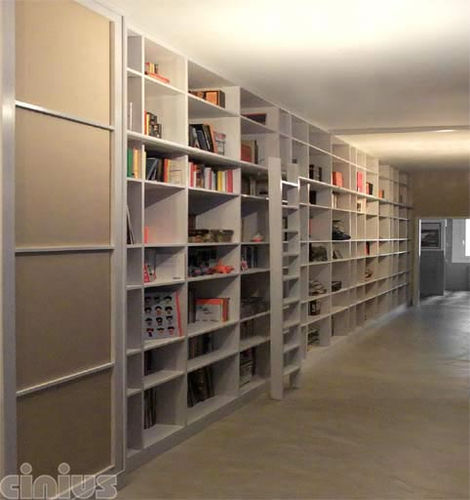 Libreria a muro - Yuki - Cinius - contemporanea / in faggio / su misura