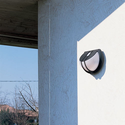 Applique contemporanea - 320 - Ivela spa - da giardino / in policarbonato / in termoplastica