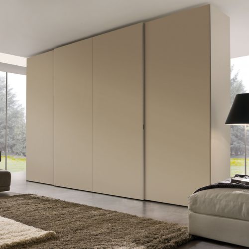 Armadio contemporaneo - Falegnami - in legno laccato / a porte scorrevoli / con schemo TV integrato