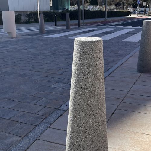 Dissuasore fissa - TWIST - Escofet - in calcestruzzo / alta / con LED integrati