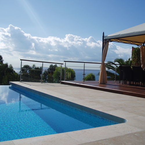 Bordo di piscina in pietra naturale - Moleanos  - LUSOROCHAS NATURAL STONE - in pietra calcarea / antiscivolo