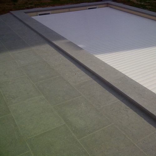 Bordo di piscina in pietra calcarea - Lagos Blue coping - LUSOROCHAS NATURAL STONE - antiscivolo