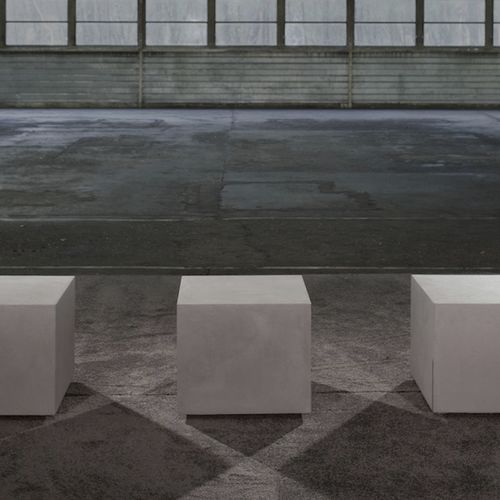 Tavolino basso contemporaneo - CUBO - TRISS - in calcestruzzo / quadrato / con rotelle