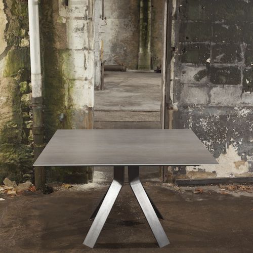 Tavolo da pranzo contemporaneo - VITTORIA  - TRISS - in acciaio / in ceramica / in calcestruzzo