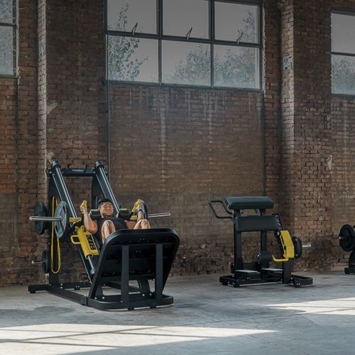 Attrezzo per bodybuilding squat - PURE HACK - TECHNOGYM - da interno / contract