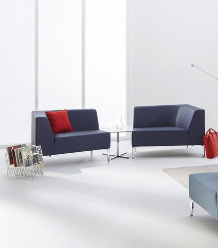 Tavolino basso contemporaneo - TANGRAMIS5 - Interstuhl Büromöbel GmbH & Co. KG - in legno / con supporto in metallo / trapezoidale