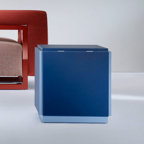 Tavolo d'appoggio contemporaneo - K10N - Tecta - in legno / con supporto in legno / cubo