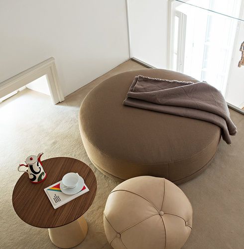 Pouf contemporaneo - VIVIEN - Alberta - in tessuto / in pelle / tondo