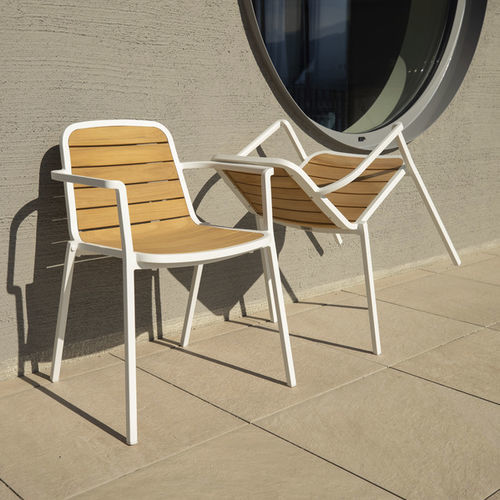Poltrona contemporanea - NIDA  - DRIGANI SRL - in teak / in alluminio / impilabile