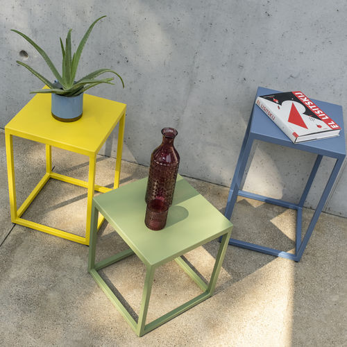Tavolo d'appoggio contemporaneo - GIN - DRIGANI SRL - in lamiera / con supporto in metallo verniciato / quadrato