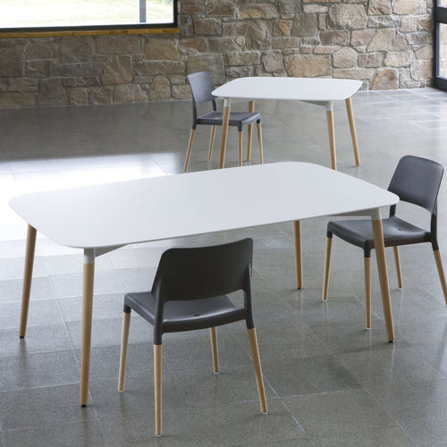 Tavolo contemporaneo - BELLOCH - Santa & Cole - in laminato / con supporto in metallo / con supporto in faggio