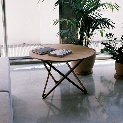 Tavolino basso contemporaneo - SUBEYBAJA - Santa & Cole - in rovere / con supporto in legno / rotondo