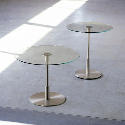 Tavolo d'appoggio contemporaneo - DIANA - Santa & Cole - in vetro / con supporto in metallo / rotondo