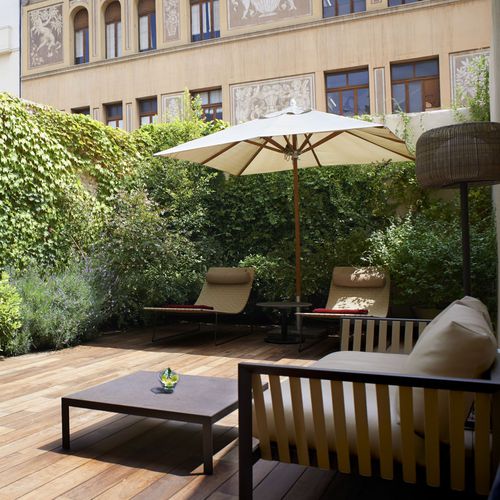 Tavolino basso contemporaneo - SAND   - Andreu World - in teak / in acciaio / in ceramica