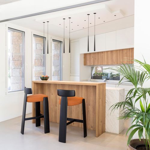 Sgabello contemporaneo - ORU - Andreu World - in pelle / in tessuto / in legno massiccio