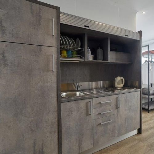 Mini cucina in legno - MOBILSPAZIO S.r.l - con elettrodomestici integrati / con piastra di cottura / con porte battenti