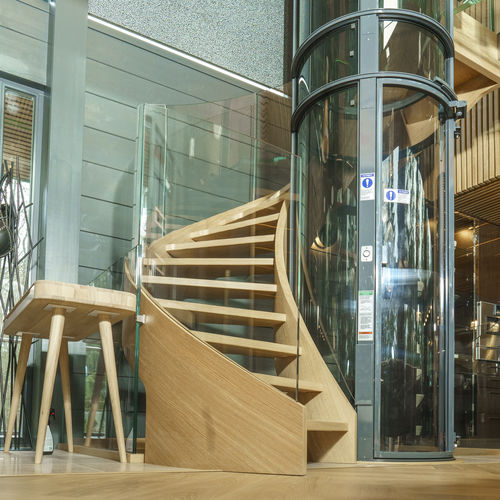 Scala elicoidale - HELICAL WOOD STAIR WITH GLASS BALUSTRADE - Siller Stairs - con gradini in legno / con struttura in legno / contemporanea