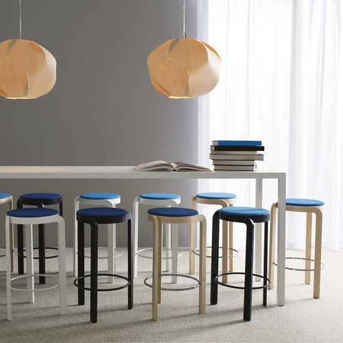 Sgabello da bar contemporaneo - SPIN - Swedese Möbler - impiallacciato in legno / in pelle di pecora / con supporto in frassino