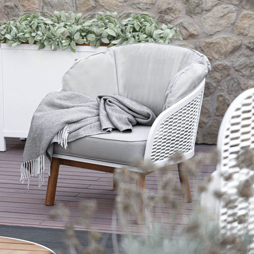 Poltrona contemporanea - CYRANO - Atmosphera - in tessuto / in teak / con cuscino rimovibile