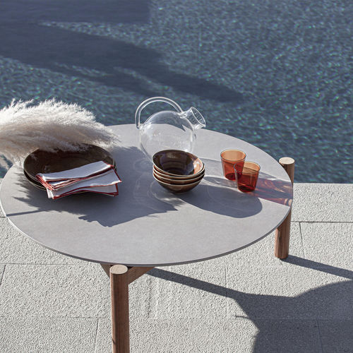 Tavolino basso contemporaneo - LODGE - Atmosphera - in gres / con supporto in teak / rotondo