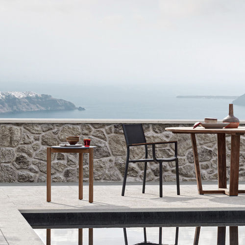 Tavolo d'appoggio contemporaneo - LODGE - Atmosphera - in gres / con supporto in teak / rotondo