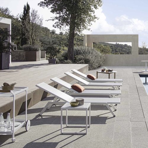 Tavolo d'appoggio contemporaneo - QUBIK - Atmosphera - in alluminio / con supporto in alluminio / quadrato